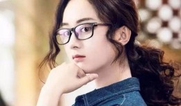 娱乐吃瓜女生主持戴眼镜