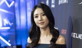 娱乐吃瓜女生主持戴眼镜