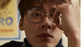 戴眼镜吃瓜娱乐圈博主,揭秘娱乐圈幕后真相